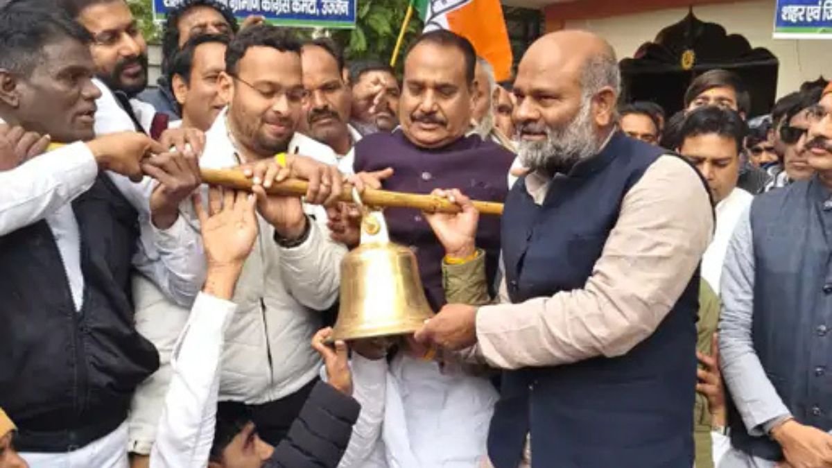 घंटों की आवाज में गूंजा विरोध, इंदौर जल त्रासदी को लेकर उज्जैन में कांग्रेस का सड़क पर प्रदर्शन