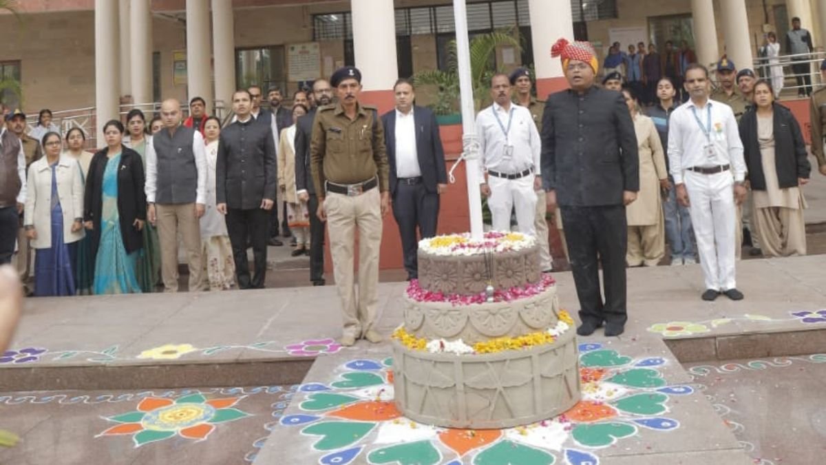 इंदौर में भव्य गणतंत्र दिवस समारोह, नेहरू स्टेडियम में फहराया तिरंगा; हाई अलर्ट सुरक्षा
