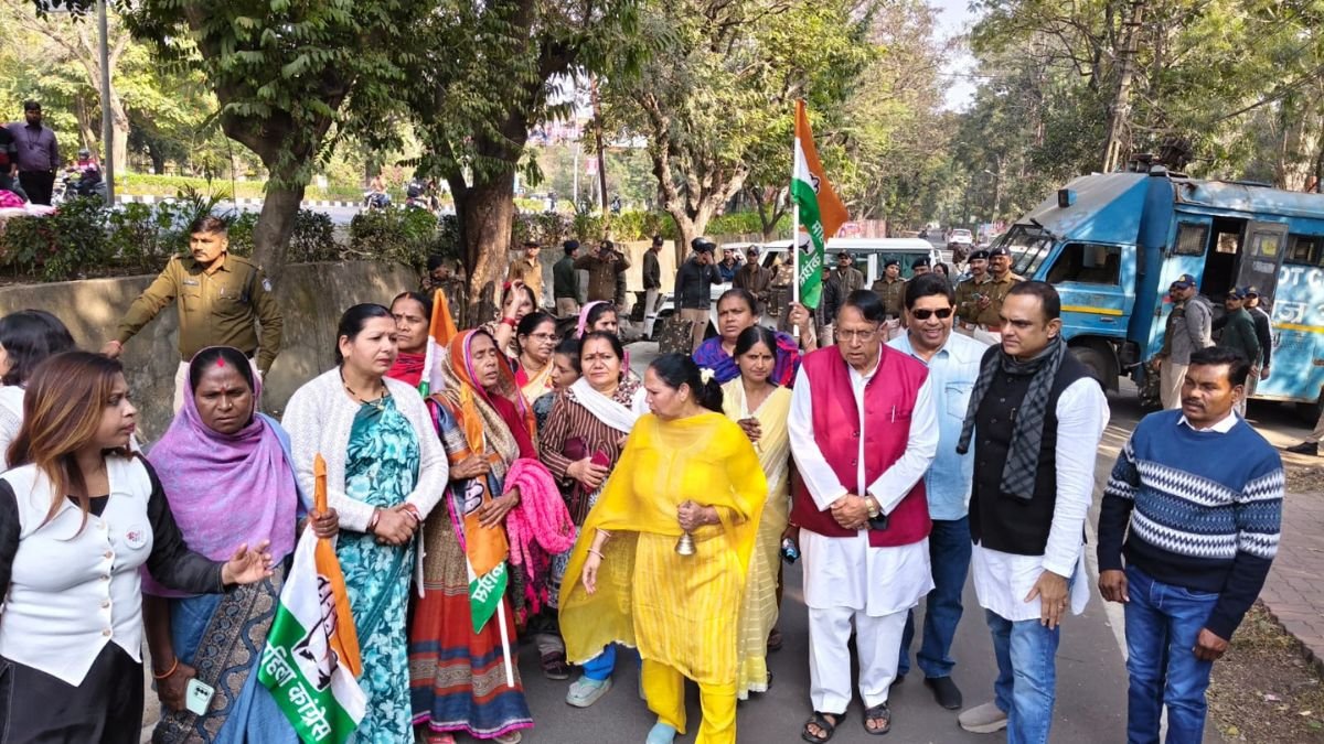 दूषित पानी पर बयान से भड़की MP सियासत, भोपाल में महिला कांग्रेस का मंत्री निवास पर जोरदार विरोध