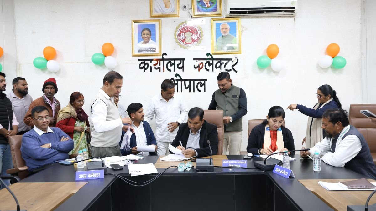 जनसुनवाई में कलेक्टर ने सुनीं नागरिकों की समस्याएं, 125 आवेदनों पर कार्रवाई के निर्देश