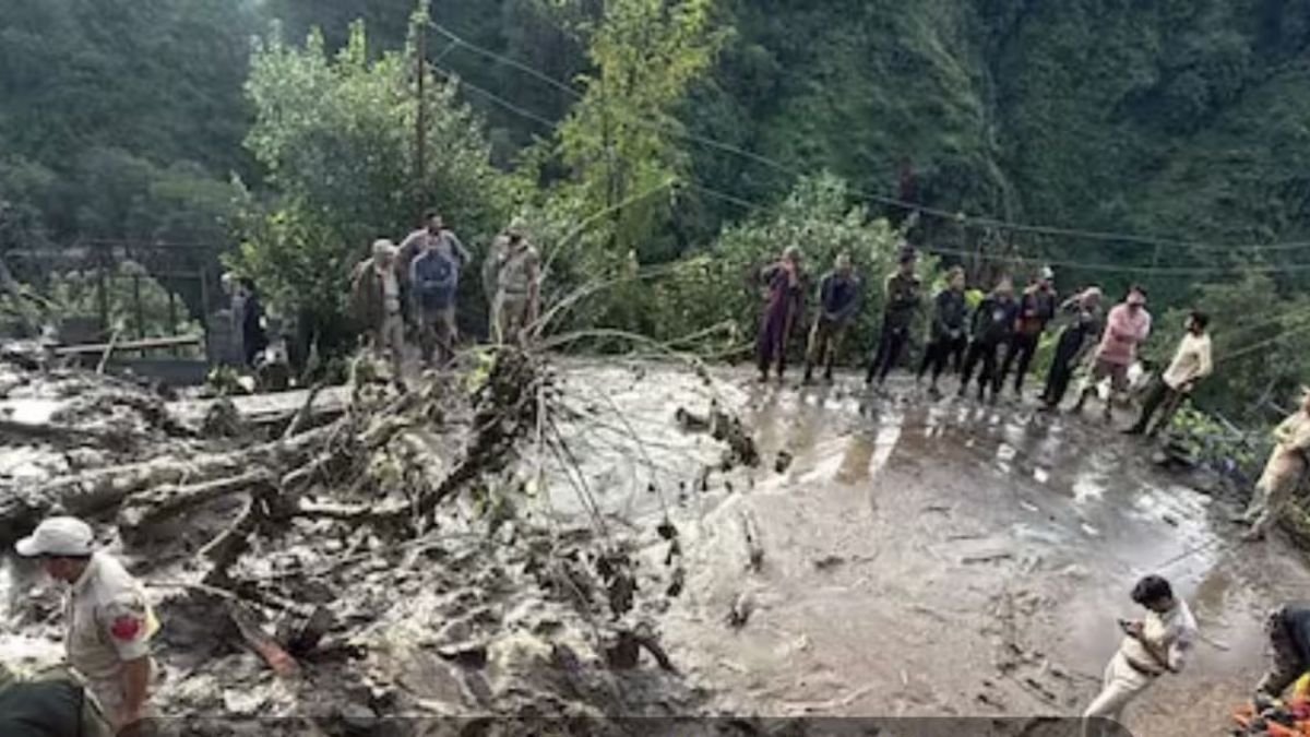 जम्मू-कश्मीर में भूस्खलन से मचा हाहाकार, NH-44 सहित कई सड़कें हुई बंद; प्रशासन अलर्ट मोड पर