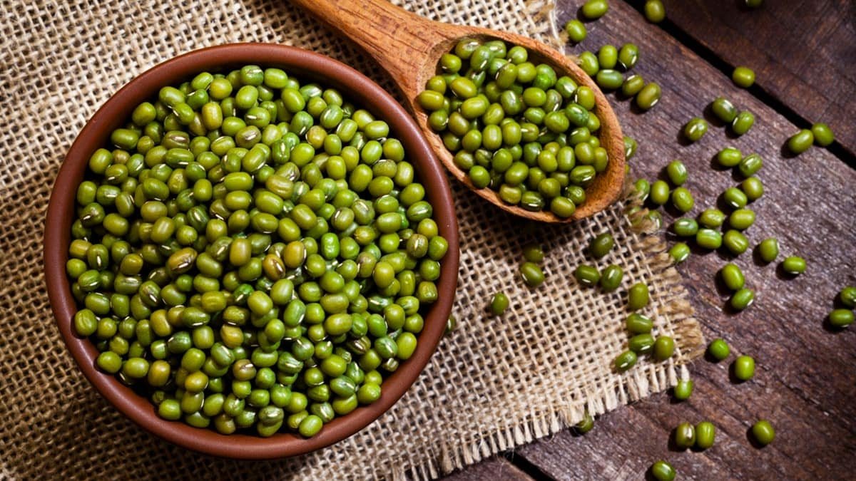 रात को भिगो दें हरी मूंग, गट हेल्थ सहित इन चीजों में मिलेगी राहत