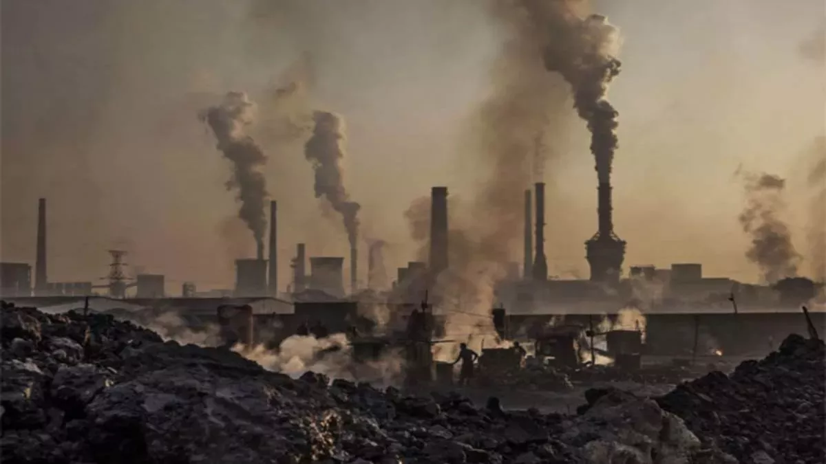 इंदौर के रावजी बाजार में जहरीली गैस से हड़कंप, खतरनाक सिलेंडर को 13 किमी दूर प्लांट भेजा गया