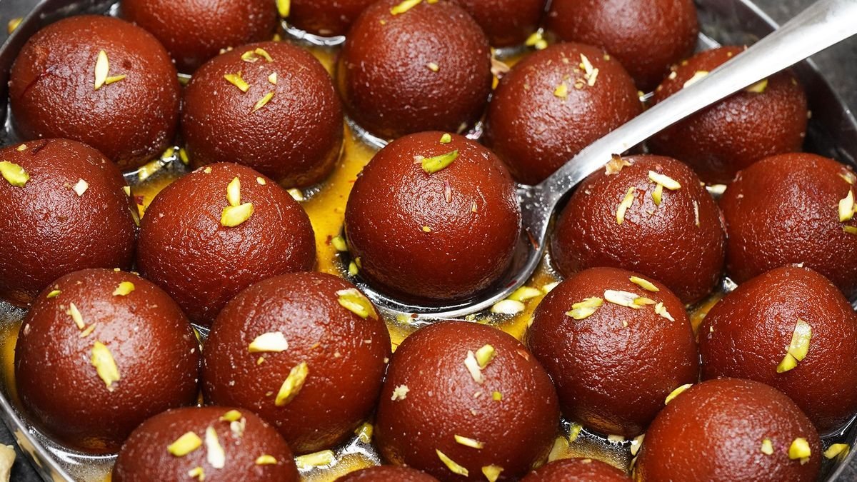 होली से पहले मिलावटखोरों पर प्रशासन की सख्ती, 1600 किलो शाही गुलाब जामुन जब्त